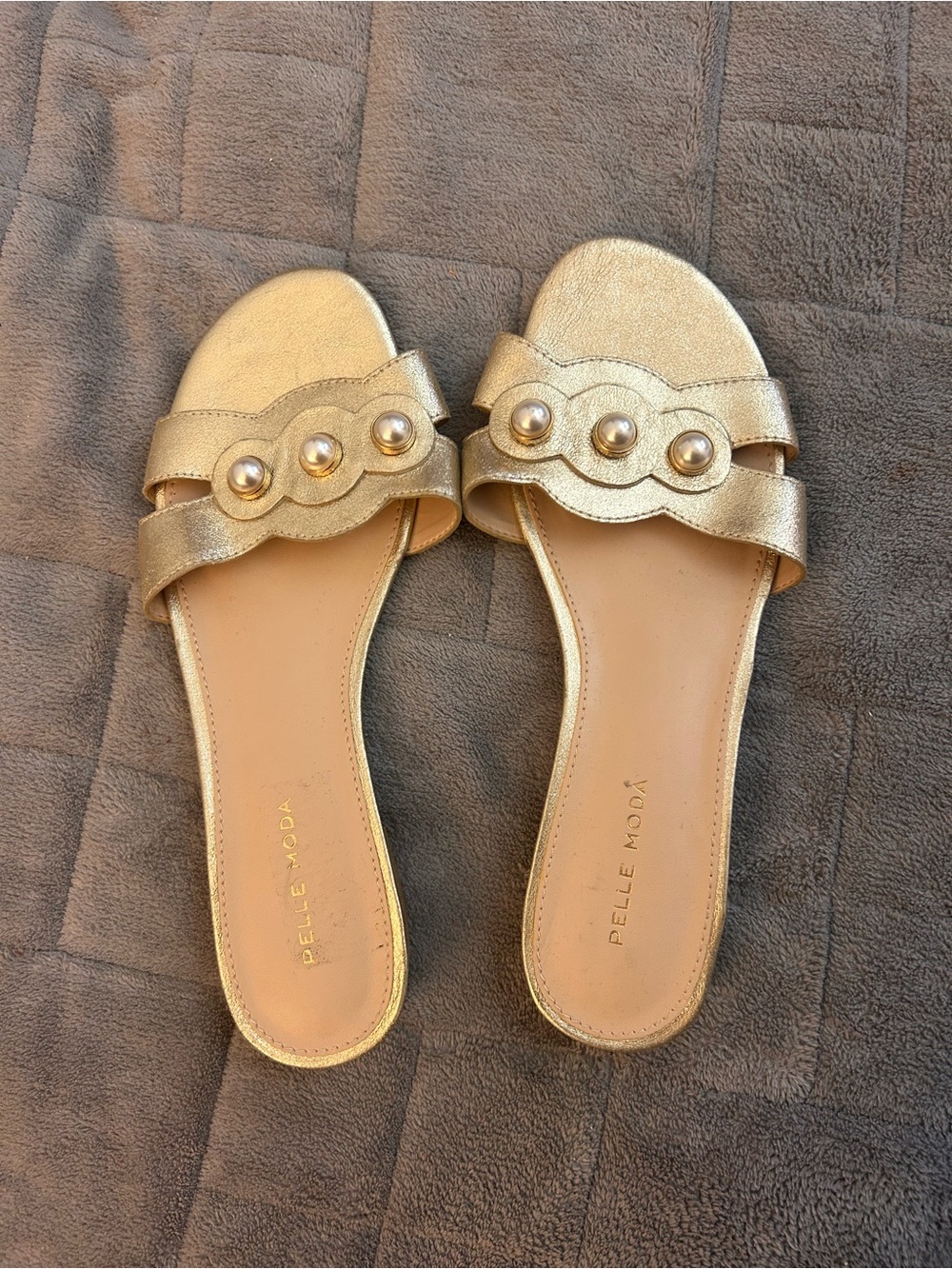 Pelle Moda Barton gold metallic slide sandals size 8.5